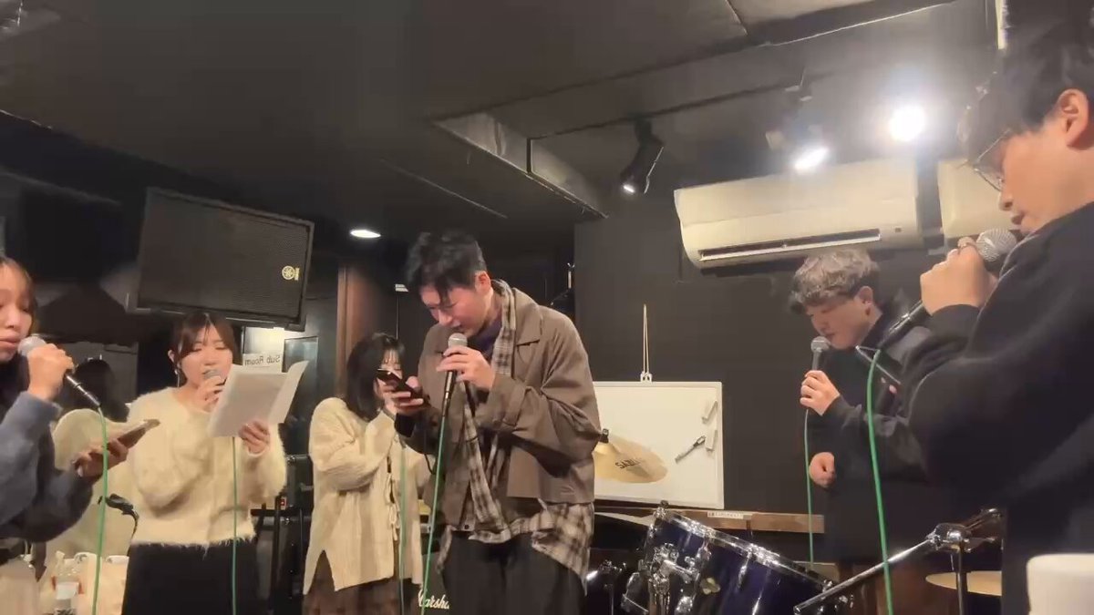 スタジオで歌うメンバー