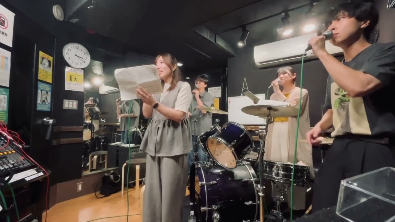 スタジオで歌うメンバー