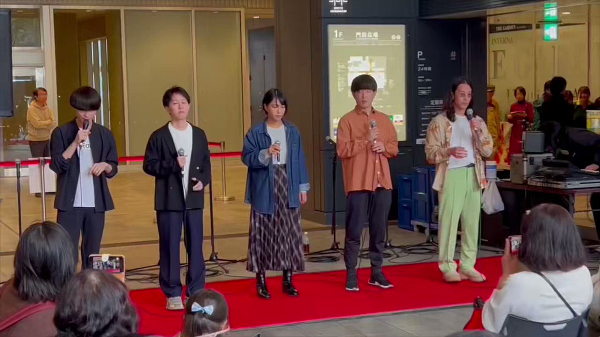 たまペラのステージで歌うメンバー