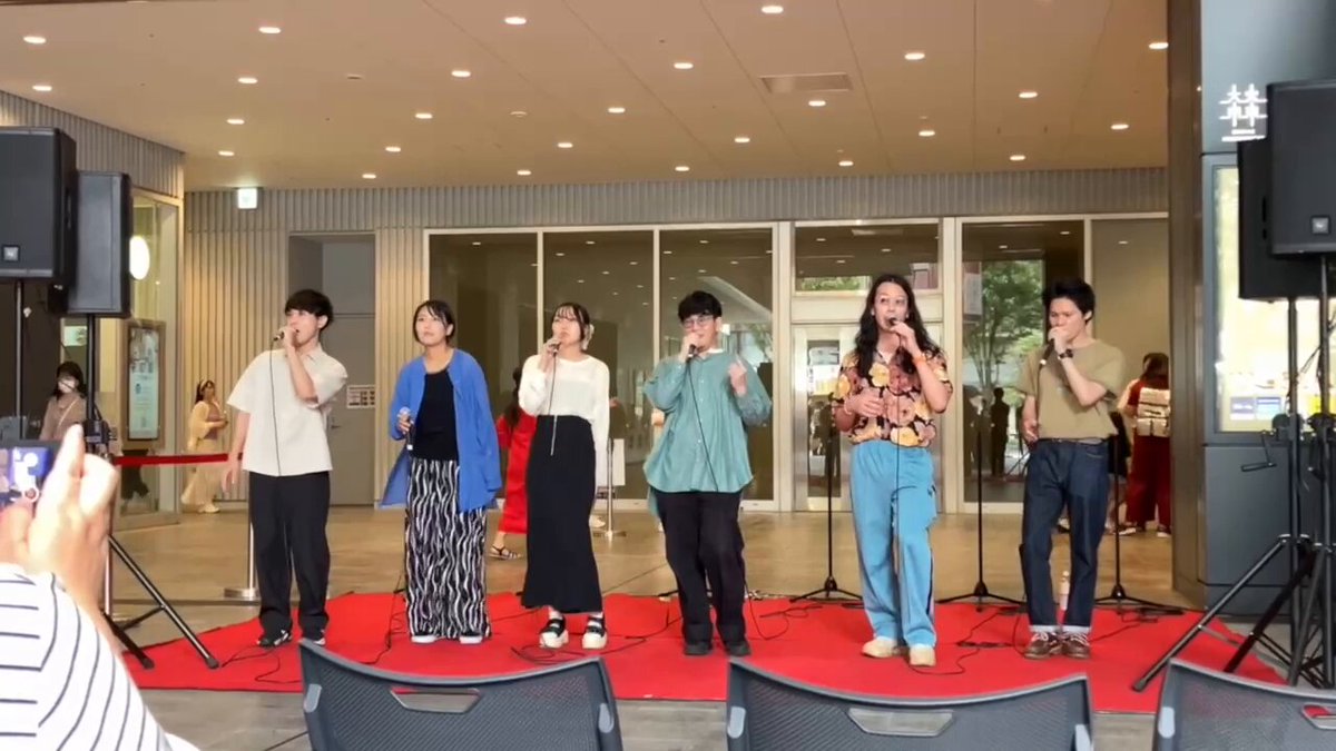 たまペラのステージで歌うバンド「Groovin’」